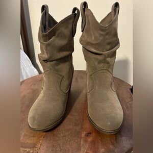 Rocket Dog Women’s Sheriff Modern Ankle Boot with Pull-Up Tabs, Size 8.5